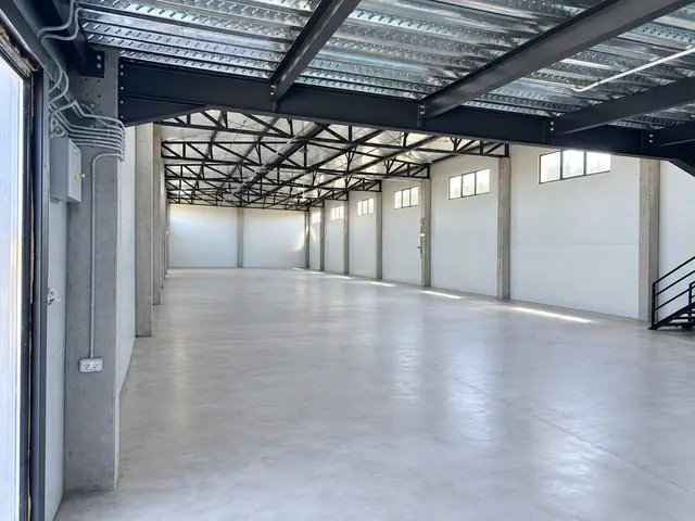 Interior de hală, vedere pe lungime